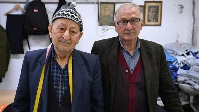 Trabzon'da terzi kardeşlerin &ouml;mr&uuml; dikiş makinesinin başında ge&ccedil;ti