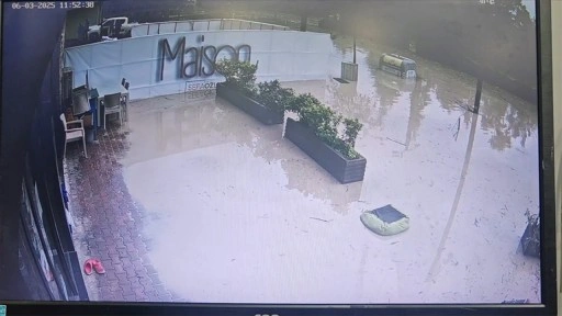 Trabzon'daki taşkında suyun yükselme anı güvenlik kamerasınca kaydedildi