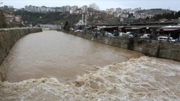 Trabzon'da sıcaklık artışı nedeniyle hızla eriyen kar derelerin debisini yükseltti