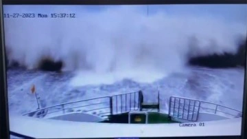 Trabzon'daki fırtınada otomobil ve vatandaşların dalgalardan kurtulması kameraya yansıdı