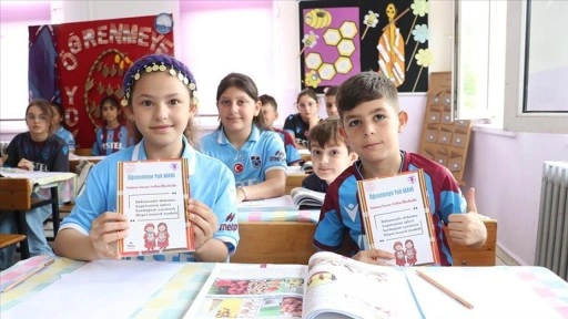Trabzonlu öğretmen ve öğrencilerinden eğitime "mani"li dokunuş