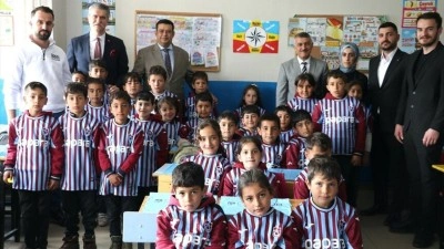 Trabzonspor'dan Ağrı'daki k&ouml;y okulu &ouml;ğrencilerine forma s&uuml;rprizi