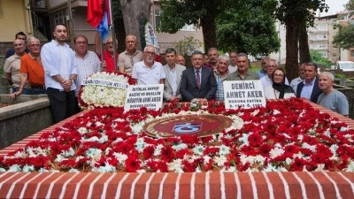 Trabzonspor'un ilk stadyumuna ismi verilen H&uuml;seyin Avni Aker mezarı başında anıldı
