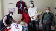 Trabzonsporlu futbolcu Nwakaeme, yatağa bağımlı yaşayan genci ziyaret etti