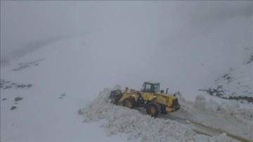 Trabzon'un yüksek kesimlerine kar yağdı