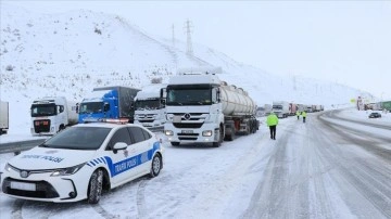 Trafik polisleri çetin kış şartlarında güvenli seyahat için sürücülerin yanında