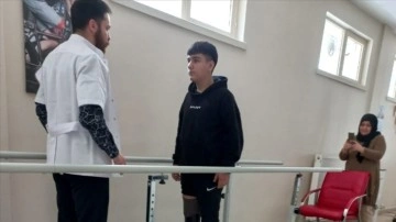 Tren kazasında sağ ayağını kaybeden futbolcu Eren protez bacakla yürümeye başladı