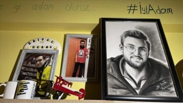 Tribünde geçirdiği kalp krizi sonucu ölen Fenerbahçeli Koray'ın hatırası odasında yaşatılıyor