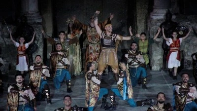 Troya g&ouml;sterisi Aspendos'un tarihi atmosferinde sanatseverlerle buluştu