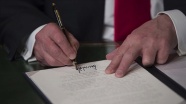 Trump 900 milyar dolarlık Kovid-19 ekonomik destek paketini imzaladı