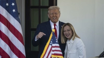 Trump'ın, kendisine fotoğraf i&ccedil;in "yalvardığını" s&ouml;ylediği Meloni ile arası yeniden a