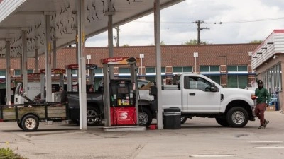 Trump, petroldeki d&uuml;ş&uuml;ş&uuml;n pompa fiyatlarına yansıtılmamasının incelenmesini istedi