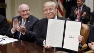 Trump son kararnamesini 'çiftçilerle' imzaladı