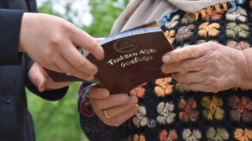Tuğba öğretmen gelin gittiği şehirde "Trabzon Ağzı Sözlüğü" çıkardı