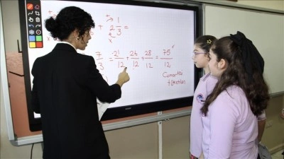 Tuğ&ccedil;e &ouml;ğretmen &ouml;ğrencilerine ders saati dışında g&ouml;n&uuml;ll&uuml; olarak matematik kursu veriyor