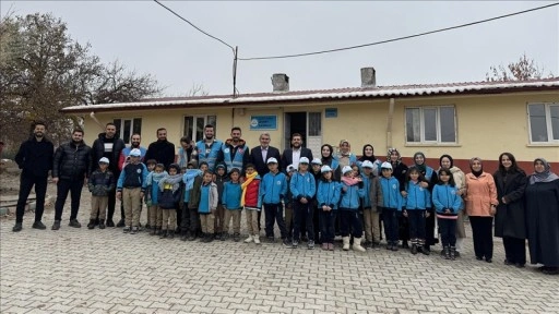 TÜGVA öncülüğünde depremzede kadınlardan öğrencilere atkı desteği
