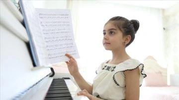 Tuluyhan Uğurlu ile sahne alan minik piyanist, ezgilerini dünyaya duyurmak istiyor