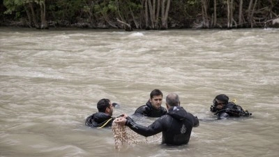 Tunceli'de itfaiyenin dalgı&ccedil;ları Munzur &Ccedil;ayı'ndaki zorlu eğitimlerle her an g&ouml;reve hazır