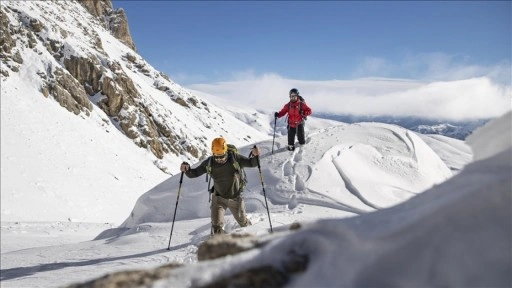 Tunceli'de karlı dağlara yapılan tırmanışlar kış turizmine canlılık katıyor