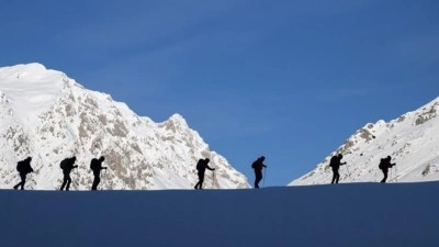 Tunceli'de kış tırmanışı yapan dağcılar 3 metrelik karda zorlu yolculuğa &ccedil;ıkıyor