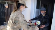 Tunceli&#039;de Mehmetçik ve polis yaşlılara çiçeklerle süslenmiş tepside kahvaltı ikram ediyor