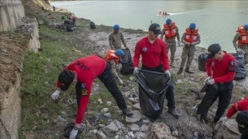 Tunceli'deki baraj gölünün yüzeyi ve çevresi atıklardan temizlendi