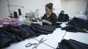 Tunceli'deki tekstil atölyesinde kadınlar elbise ve çanta üreterek kazanç elde ediyor