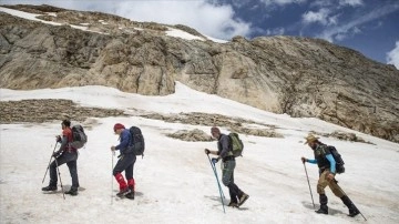 Tunceli'nin kar ve baharın bir arada olduğu zirveleri dağcıları cezbediyor
