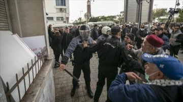 Tunus güvenlik güçleri 'anayasaya karşı darbeye son verilmesi' eylemine müdahale etti