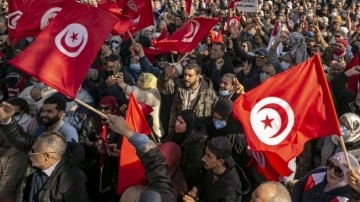 Tunus siyasi krizin körüklediği ekonomik krizin kıskacında