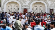 Tunus'ta göstericiler polis merkezini yaktı