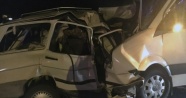 Tur minibüsü ile otomobil çarpıştı: 1 ölü