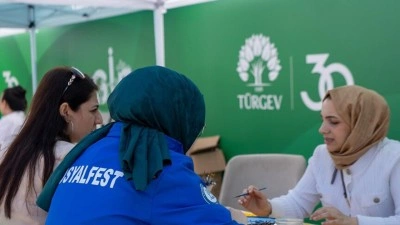 T&Uuml;RGEV SosyalFest 2026'daki standında gen&ccedil;leri ağırladı