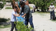 Turist rehberleri 'temiz Kapadokya' için çöp topluyor