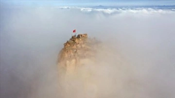 Turistler Kapadokya'daki seyir noktasından "sis denizi"ni izliyor