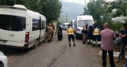 Turistleri taşıyan minibüs duvara çarptı: 17 yaralı