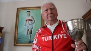 &#039;Türk atletizminin efsanesi&#039; Akçay, evde spor yaparak zaman geçiriyor