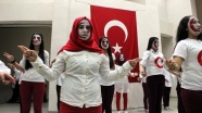 Türk bayrağına bürünüp işaret diliyle İstiklal Marşı okudular