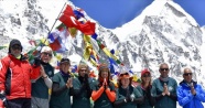 Türk bayrağını dünyanın en yüksek dağında dalgalandırdılar