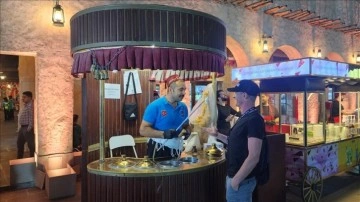 Türk dondurmacı, Dünya Kupası'na gelen futbolseverleri &quot;Maraş dondurmasıyla&quot; tanıştırıyor