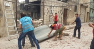 Türk ekibi yardım dağıttığı sırada Halep’e bomba düştü