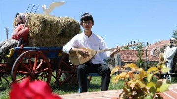 Türk halk müziği aşığı Japon, hem bağlama çalıyor hem türkü söylüyor