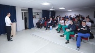Türk hekim farklı ülkelerden meslektaşlarına izsiz tiroit ameliyatı eğitimi veriyor