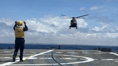 T&uuml;rk helikopterlerinden Somali a&ccedil;ıklarında gemi iniş-kalkış eğitimi
