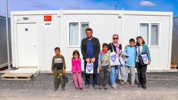 Türk Hemşireler Derneği üyeleri, anneler ve çocuklar için deprem bölgesinde