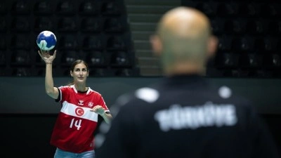 T&uuml;rk hentbolunun sporcu aileleri: "Sahada da hayatta da birlikte"
