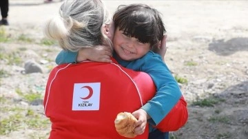 Türk Kızılay, 350 bin gönüllüsüyle yaraları sarmaya devam ediyor