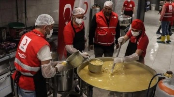 Türk Kızılay, deprem bölgelerinde yemek hizmetine devam ediyor