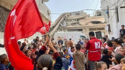 T&uuml;rk Kızılay, Gazzeli &ccedil;ocuklara bayramlık kıyafet yardımı yaptı