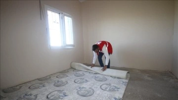 Türk Kızılay gönüllüsü gençler, gıda kolisi bırakmak için gittikleri evi tamamen yeniledi
